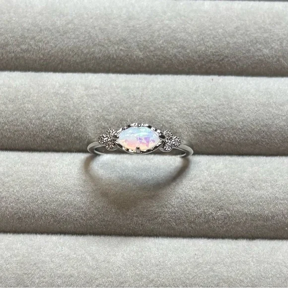 Stunning Sterling Silver White Fire Opal Ring. Size 8 Ring. - Picture 4 of 8